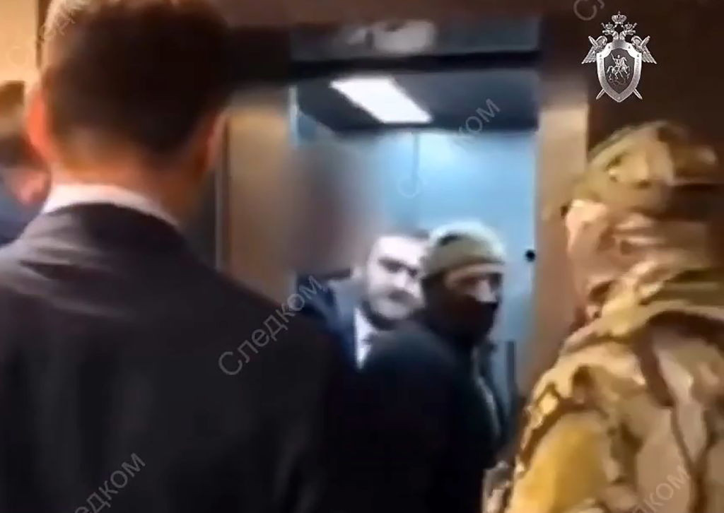 Senator rus reţinut în parlament, fiind acuzat de uciderea mai multor persoane