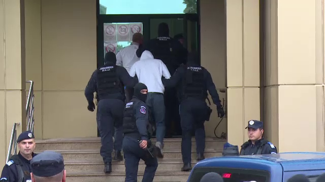 Tinere minore obligate să se prostitueze în România şi în străinătate. Cine sunt suspecţii