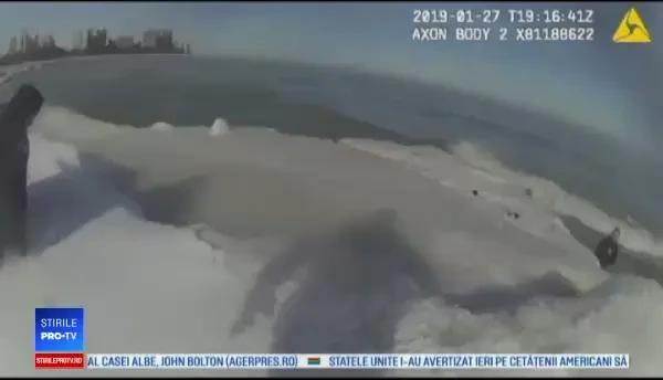 Lanț uman format de polițiști pentru a salva un bărbat din lac. Cum a ajuns acolo
