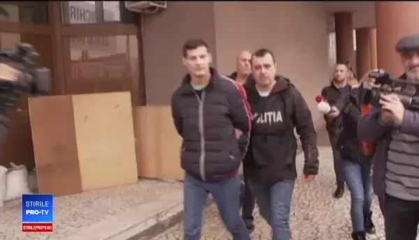 Tânărul care ar fi înjunghiat o profesoară, arestat preventiv. Ce a spus în fața instanței