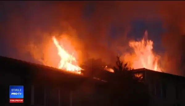 Incendiu de proporții în Timișoara. Aproape 50 de persoane au fost evacuate din blocul cuprins de flăcări