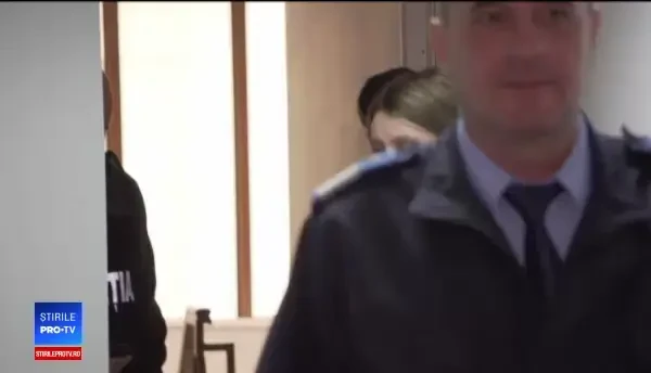 Tânărul care ar fi înjunghiat o profesoară, arestat preventiv. Ce a spus în fața instanței