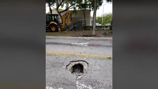 Ce ascundea o groapă în asfalt. Descoperirea poliţiştilor chemaţi la locul accidentului