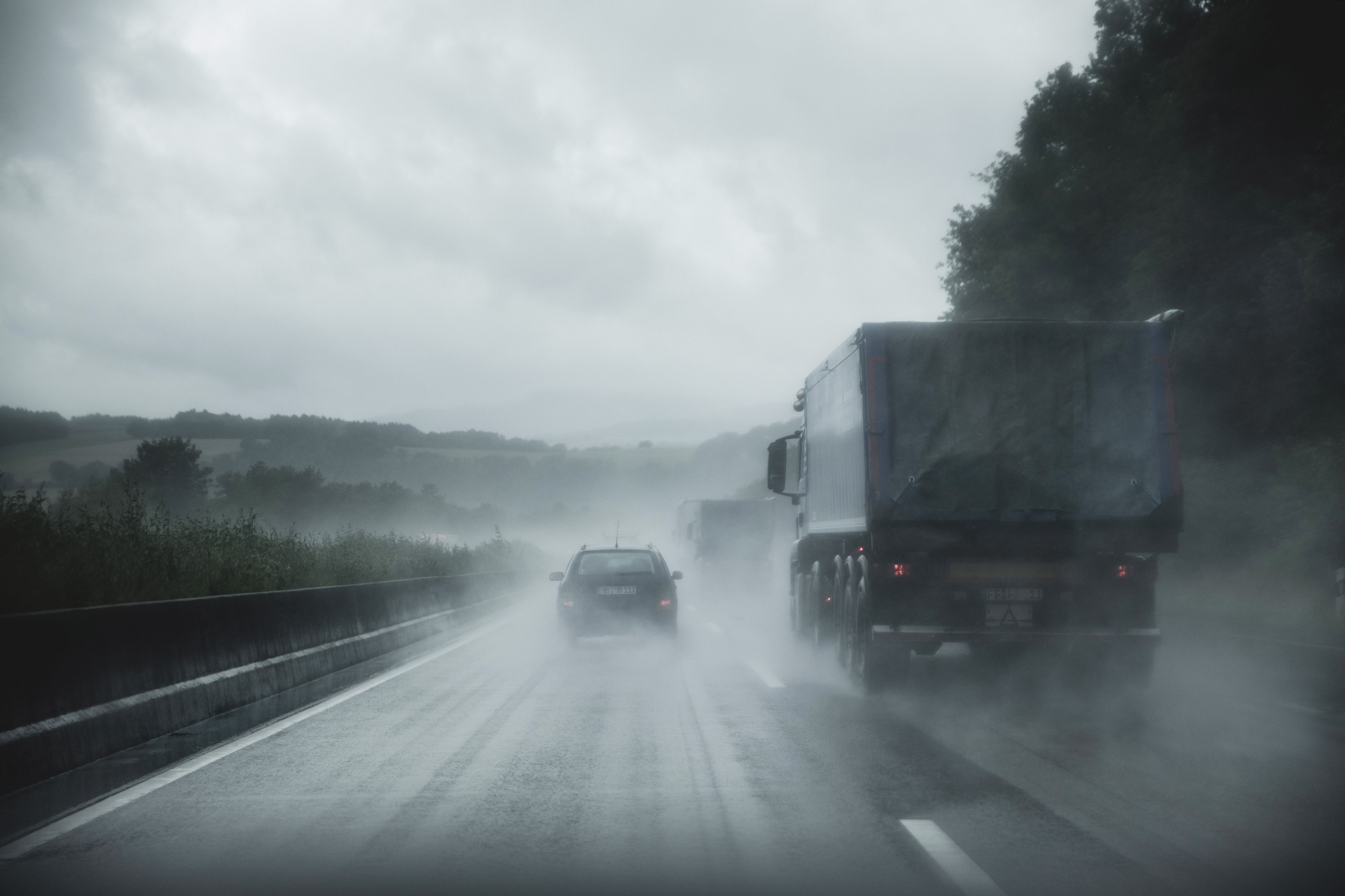 Zi mohorâtă, cu ploi şi lapoviţă. În weekend se anunţă soare şi temperaturi de primăvară
