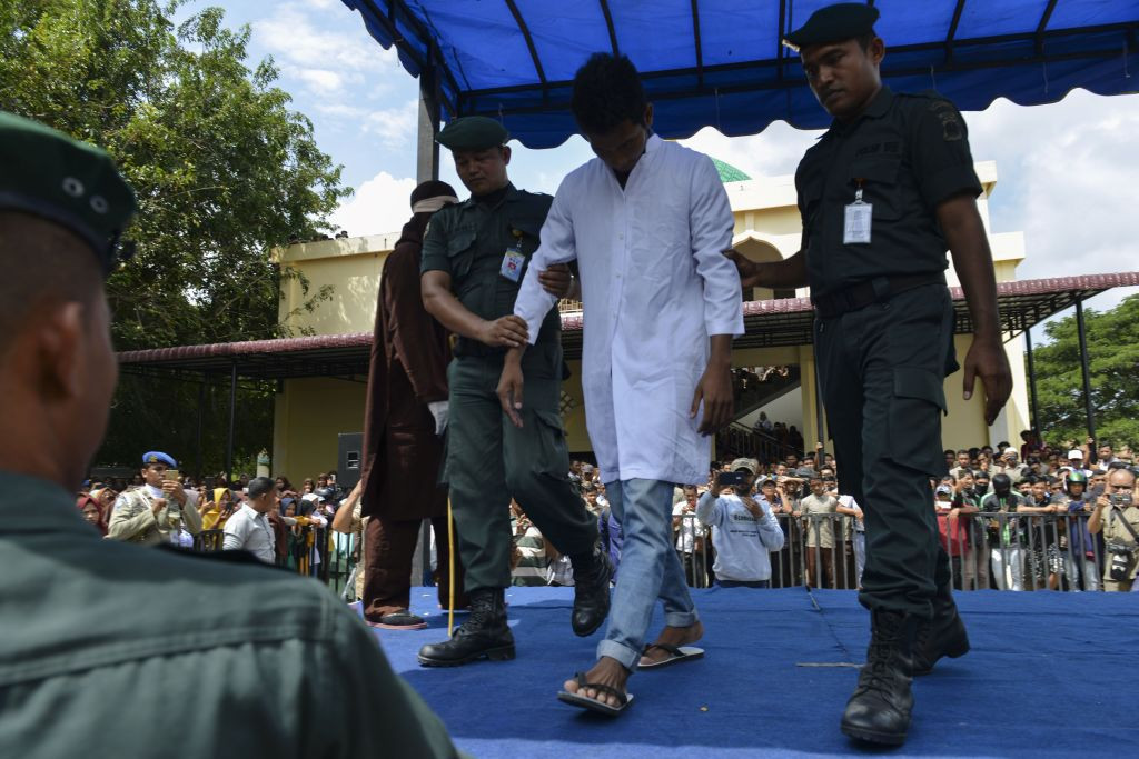 Pedeapsa cruntă primită de doi tineri prinși sărutându-se în public, în Indonezia. FOTO
