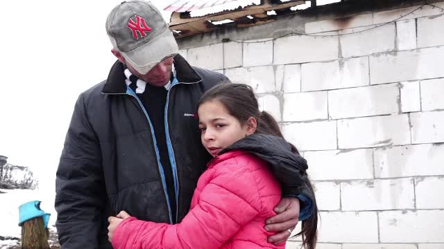 Un tată și fiica lui au nevoie de ajutor după ce casa le-a luat foc și au rămas pe drumuri