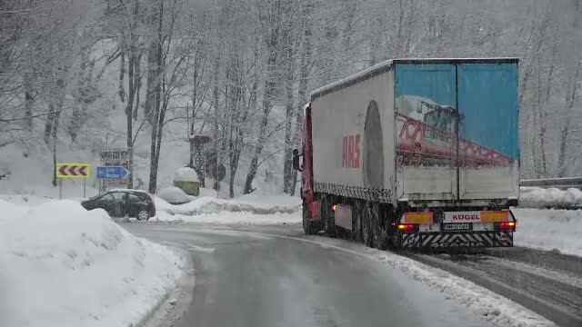 Iarna grea a revenit în Maramureș. Mulți șoferi s-au întors din drum