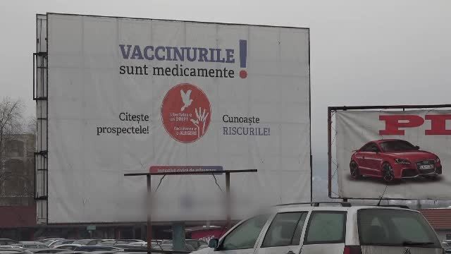 Panouri ilegale, contra vaccinare, peste tot în țară. Autorii au strâns donații online