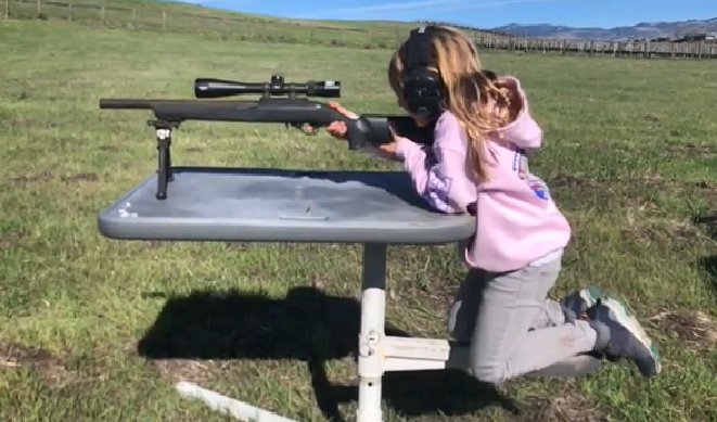Fiica de 7 ani a lui Pink, filmată trăgând cu o puşcă. Reacțiile stârnite de înregistrare