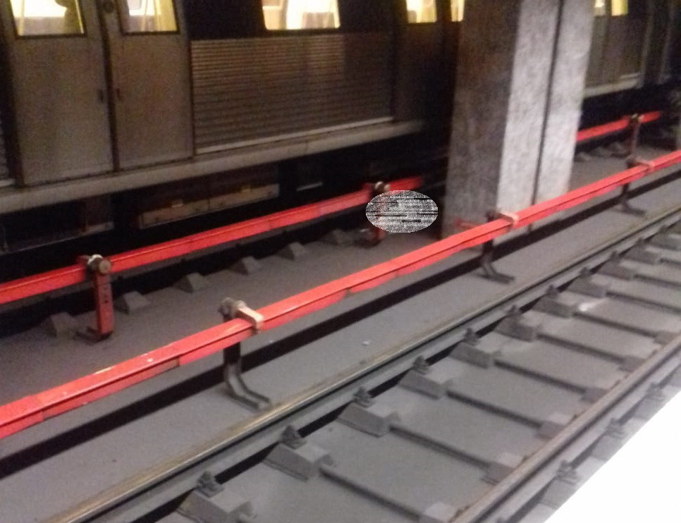O femeie a murit după ce a fost lovită de metrou în staţia Apărătorii Patriei
