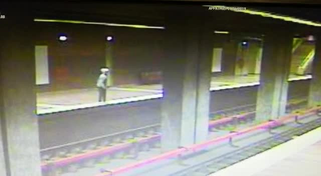 Momentul șocant în care o femeie s-a aruncat în fața metroului, la Apărătorii Patriei