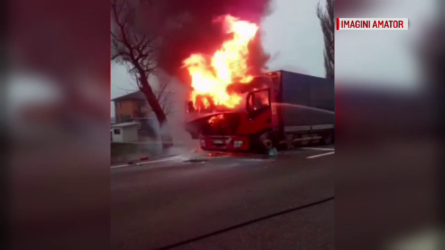 Un camion a luat foc în mers, pe DN65. Șoferul a suferit arsuri