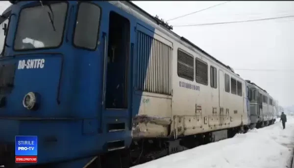 Un tren a deraiat de pe șine, din cauza unor pietre căzute de pe versant. 4 curse, anulate