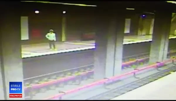 Momentul șocant în care o femeie s-a aruncat în fața metroului, la Apărătorii Patriei