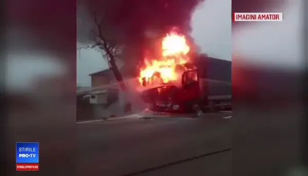 Un camion a luat foc în mers, pe DN65. Șoferul a suferit arsuri