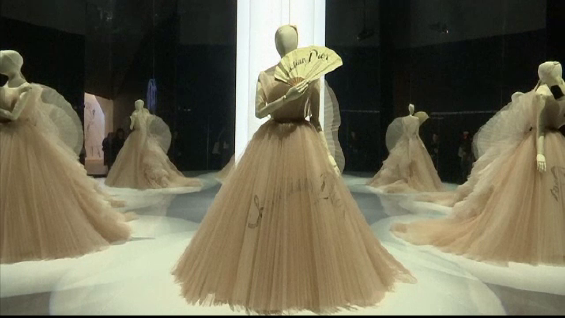 Casa Dior a expus cele mai reprezentative creaţii din îndelungata ei istorie