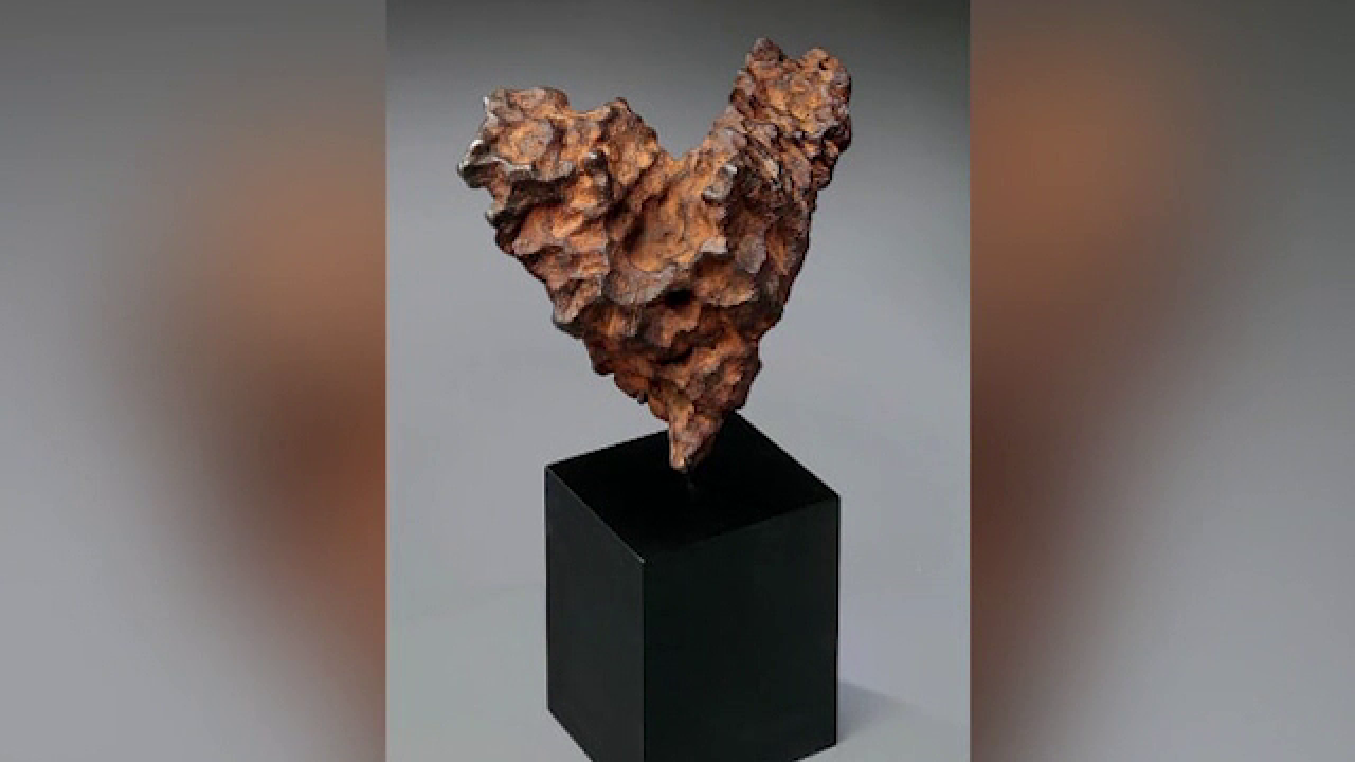 Ofertă specială de Ziua Îndrăgostiţilor: un meteorit în formă de inimioară. Cât costă