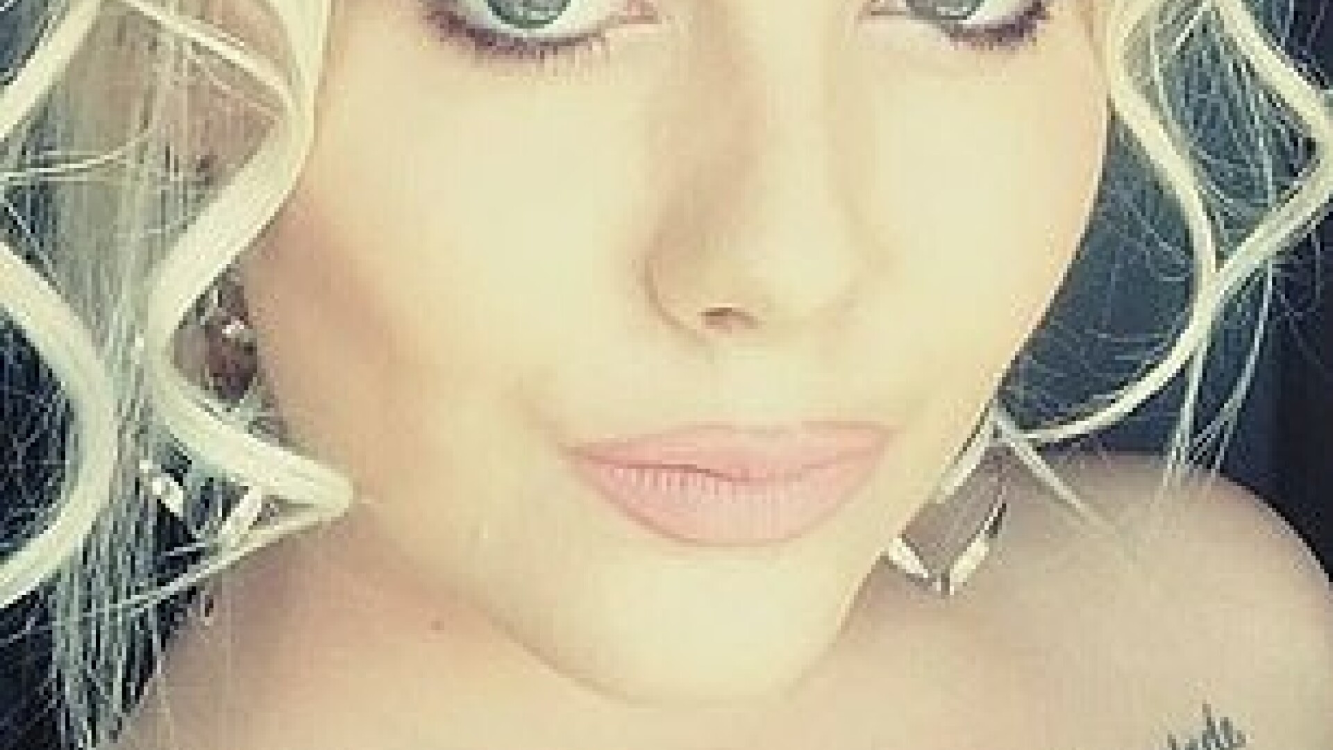 Tânără de 22 de ani înjunghiată şi umilită de o familie de ţigani. Ce credeau că făcuse femeia