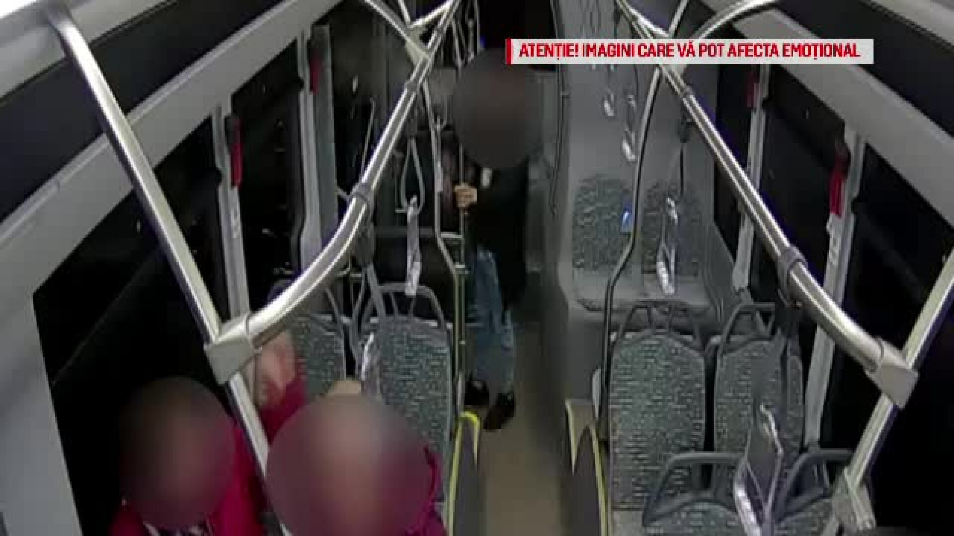 Episod scandalos în Constanța. Tineri filmați în timp ce atacă un autobuz cu pietre