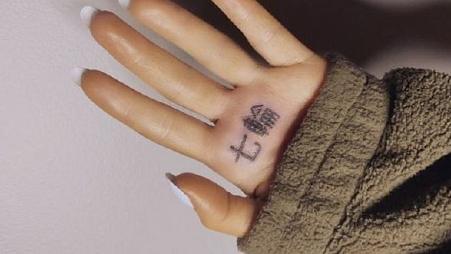 Ariana Grande, ținta glumelor. Ce înseamnă de fapt în japoneză tatuajul făcut pe palmă