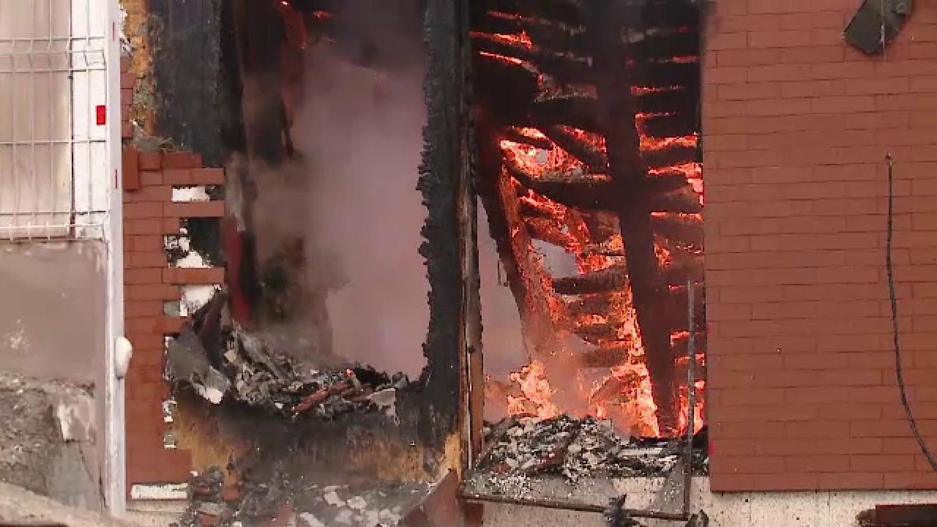 Incendiu violent într-o zonă fără hidranți. Proprietara a făcut atac de panică