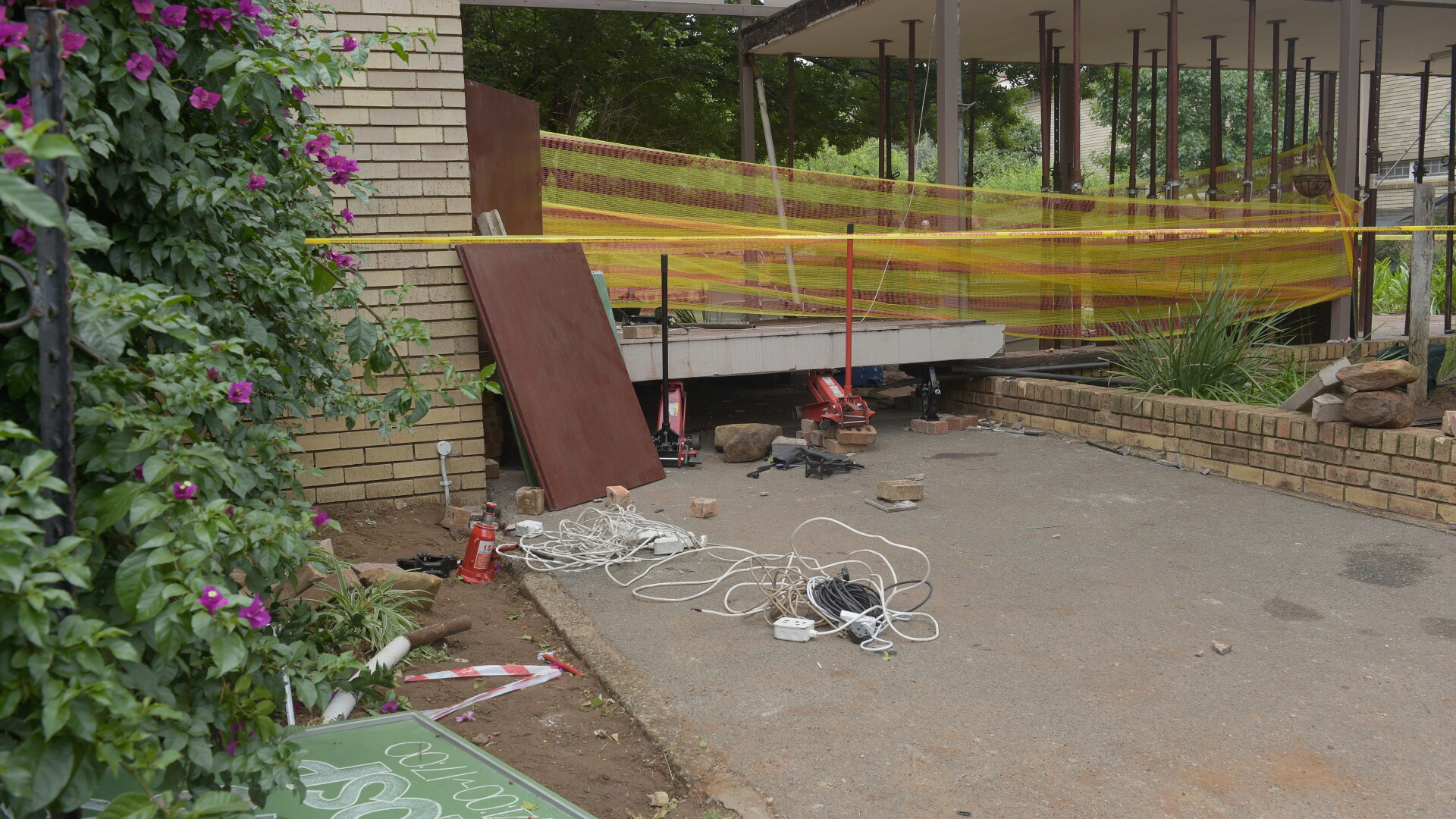 Trei elevi au murit și 23 sunt răniți după ce pasarela unei școli s-a prăbușit. FOTO