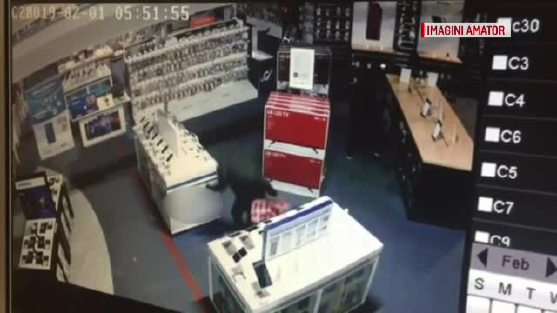 Trei indivizi care au jefuit un magazin de electrocasnice, prinși cu focuri de armă. VIDEO