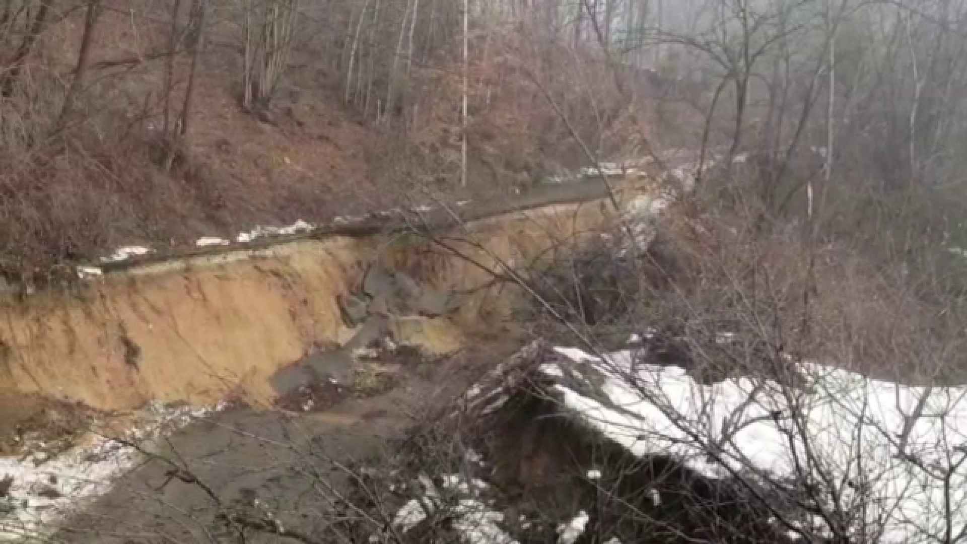 Alunecări de teren în Vâlcea din cauza ninsorilor. Drum rupt și persoane evacuare