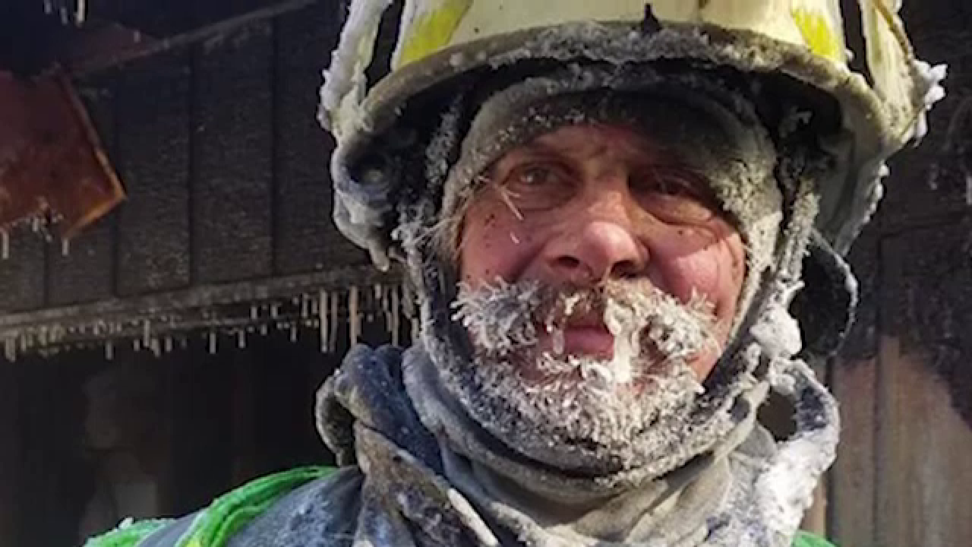 Chipul unui pompier care a stins un incendiu la minus 45 de grade