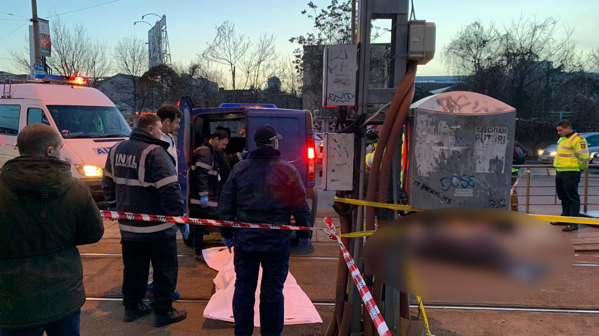 Incident șocant în Capitală. Un bărbat a fost împins în fața tramvaiului și a murit