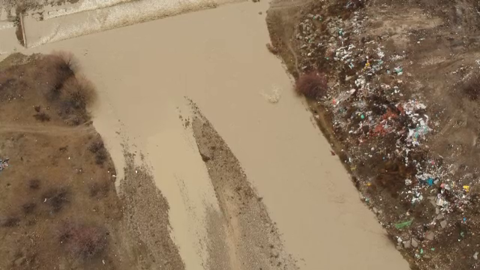 Imagini surprinse din dronă cu râuri pline de gunoaie. "E focar de infecţie”