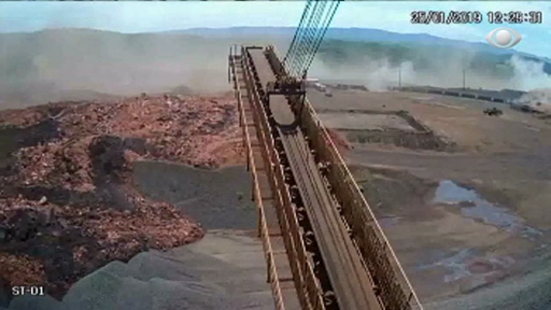 Momentul prăbușirii barajului minier în Brazilia, filmat. Un perete de noroi a înghițit tot