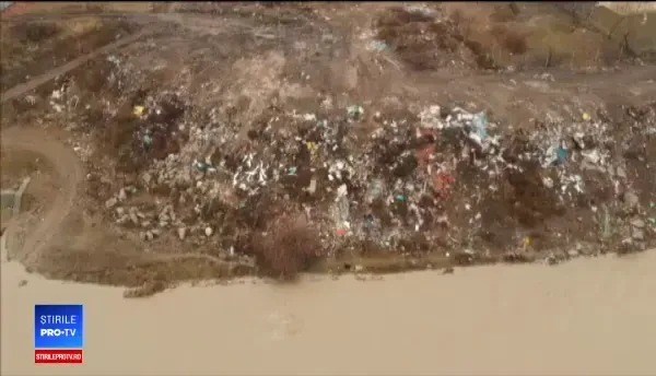 Imagini surprinse din dronă cu râuri pline de gunoaie. "E focar de infecţie”
