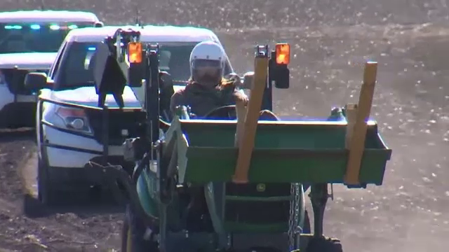 Fugar într-un tractor, urmărit de poliție. Scene de cascadorii râsului. VIDEO