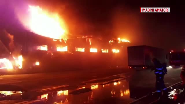 Incendiul înfiorător din Alba Iulia nu a fost lichidat nici după 15 ore