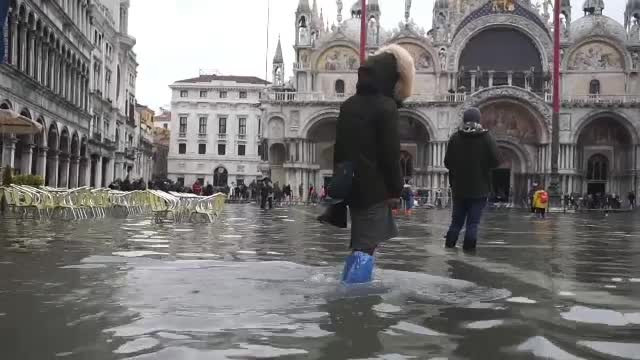 „Acqua alta” în Veneția. Toate străzile și localurile din oraș au fost inundate