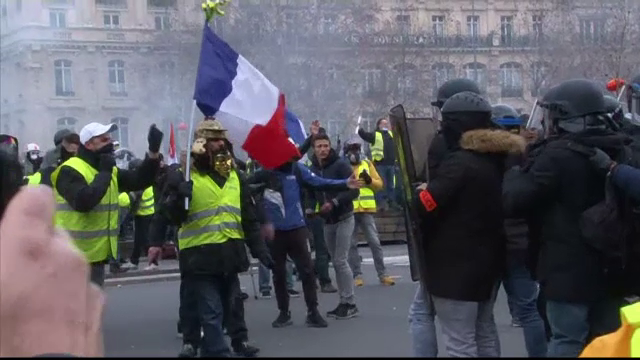 60.000 de veste galbene pe străzi în Franța. Omagiu adus răniților din confruntări