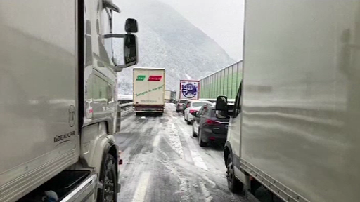 Coadă de 16 km pe o autostradă în Italia. 200 de persoane au fost salvate
