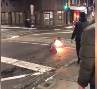 Un bărbat a luat foc după ce a fost electrocutat de paznicii unui restaurant. VIDEO