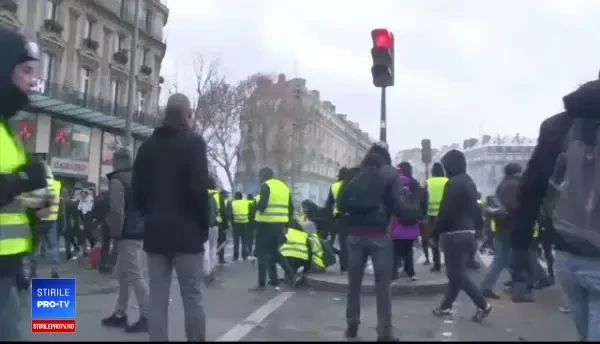 60.000 de veste galbene pe străzi în Franța. Omagiu adus răniților din confruntări
