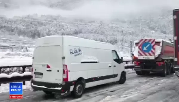 Coadă de 16 km pe o autostradă în Italia. 200 de persoane au fost salvate. VIDEO