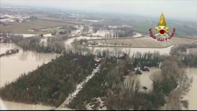 Inundații grave în Italia. Momentul în care 7 oameni au fost salvați cu un elicopter. VIDEO