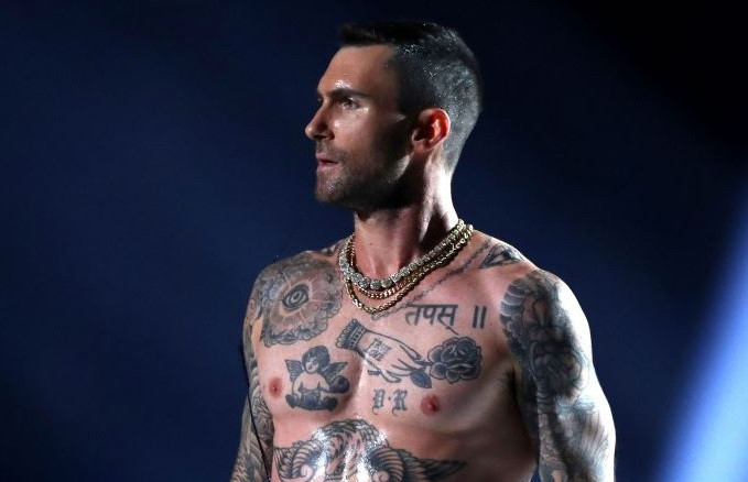 Adam Levine, la bustul gol în pauza Super Bowl. Momentul a creat polemici