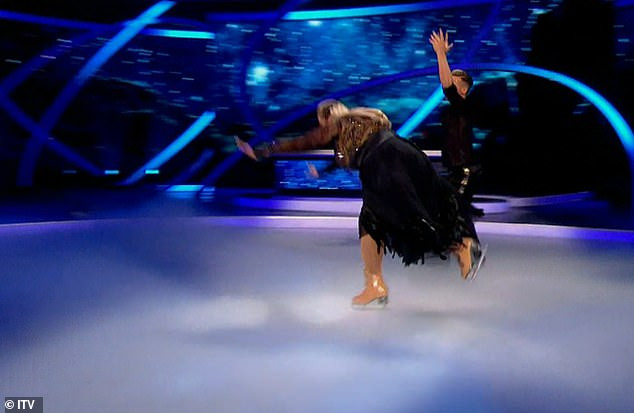 Eşec total pentru o vedetă, în direct la TV. Momentul în care cade pe burtă, pe gheaţă. VIDEO