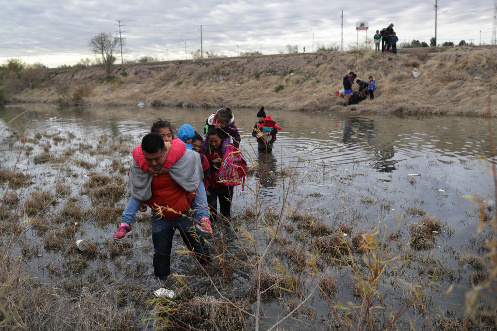 SUA trimit mii de militari la frontiera cu Mexicul pentru a opri migranții clandestini