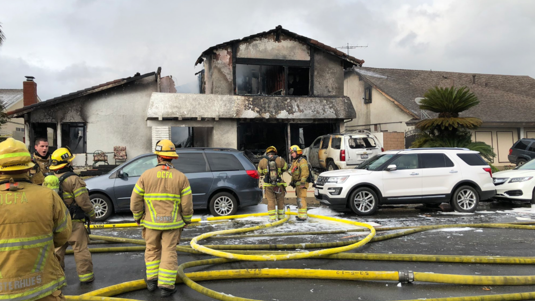 Cinci morți și doi răniți după ce un avion s-a prăbușit peste o casă, în California