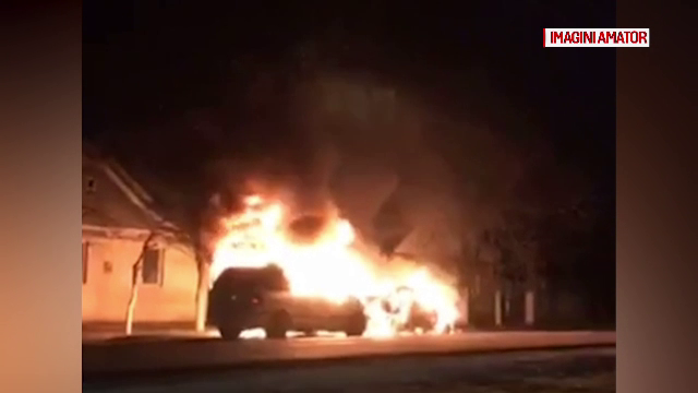 Două mașini făcute scrum în Ard. Focul a fost pus intenționat