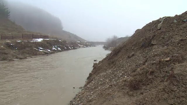 Scandalul apei potabile din Bucureşti nu s-a încheiat. DSP a amendat Apa Nova