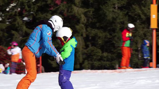 Stațiunile de la munte, luate cu asalt de copiii în vacanță. Cât îi costă pe părinți