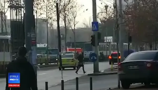 Un semafor din Sectorul 3 funcționează haotic. Șoferii, nevoiți să frâneze brusc